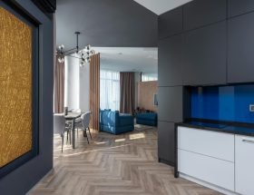 Intérieur d'appartement spacieux et contemporain avec un mobilier élégant et une esthétique de design épurée.