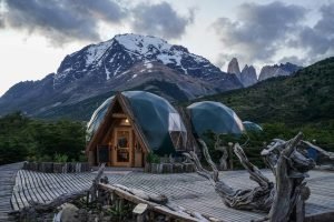 maison en bois marron près de la montagne pendant la journée
